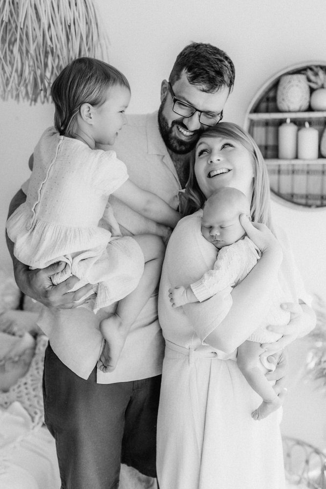 Familie bei Neugeborenenshooting im Studio in Bellheim