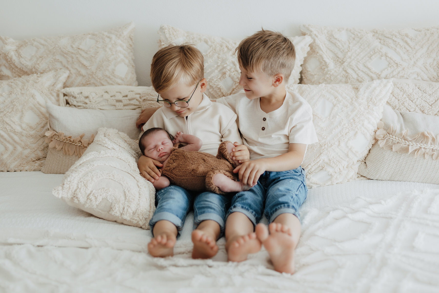 Geschwister mit Baby bei Neugeborenenshooting im Studio