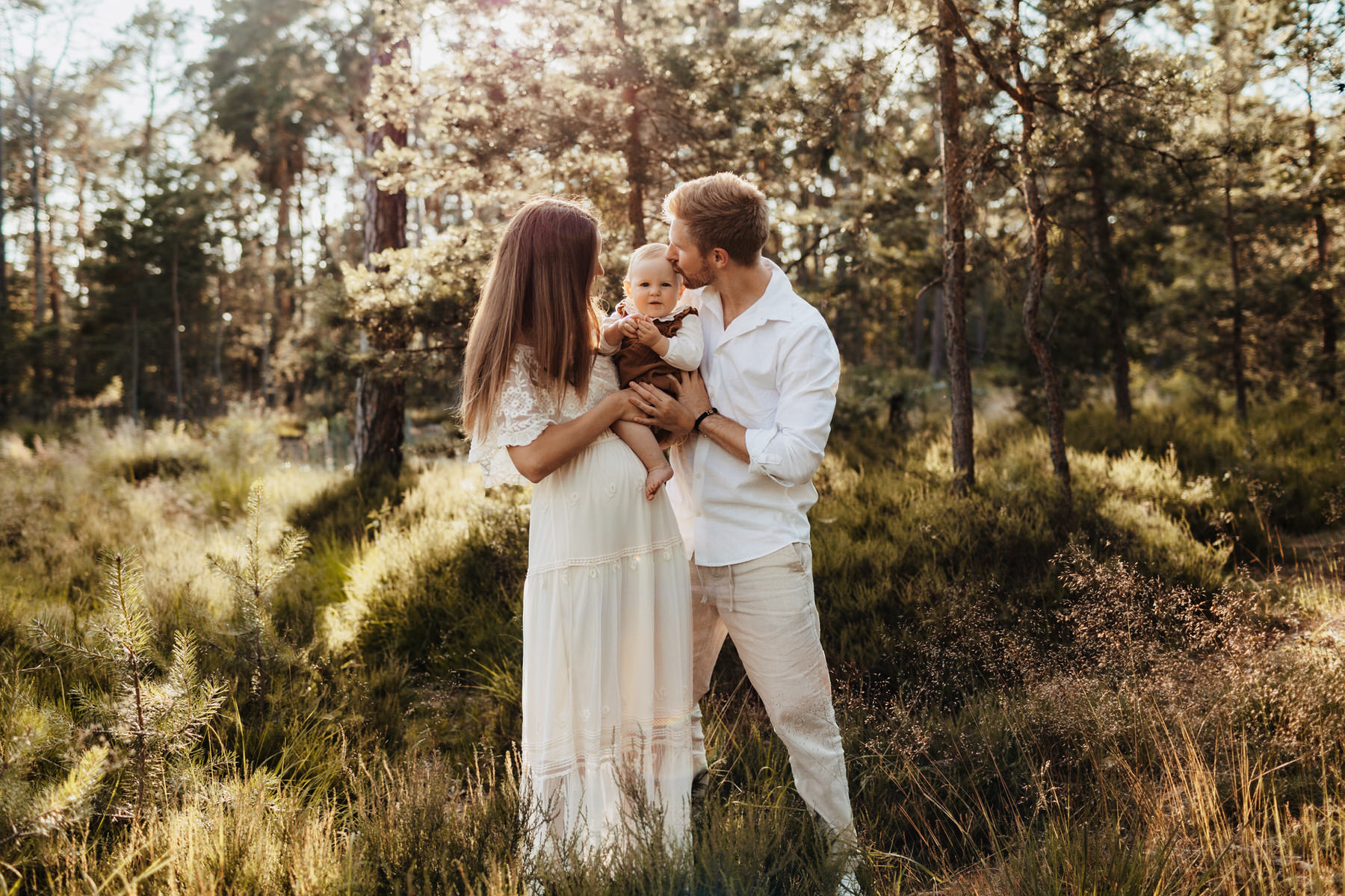 Familie bei Familienshooting im Wald