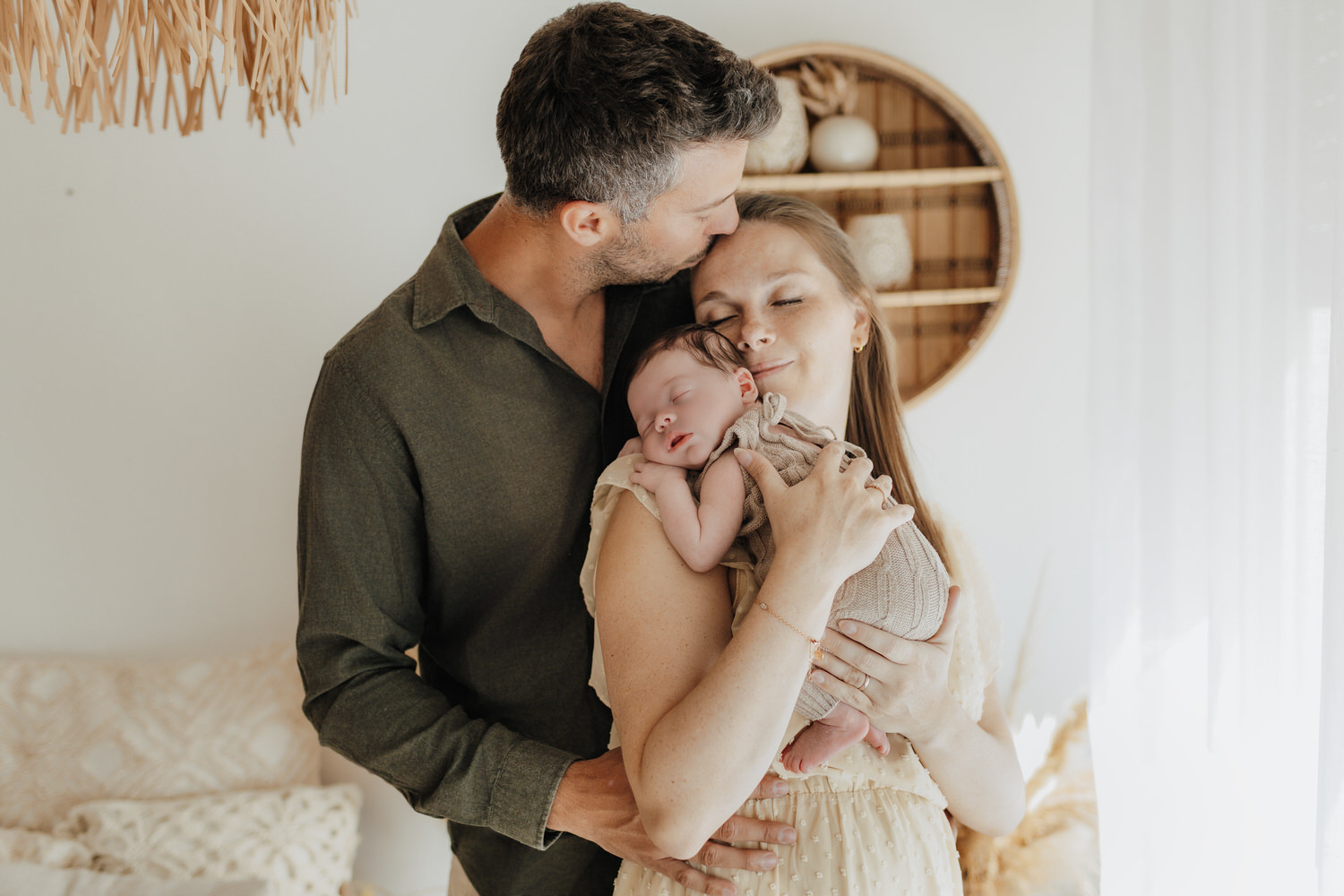 Familie bei Babyshooting im Studio in Bellheim