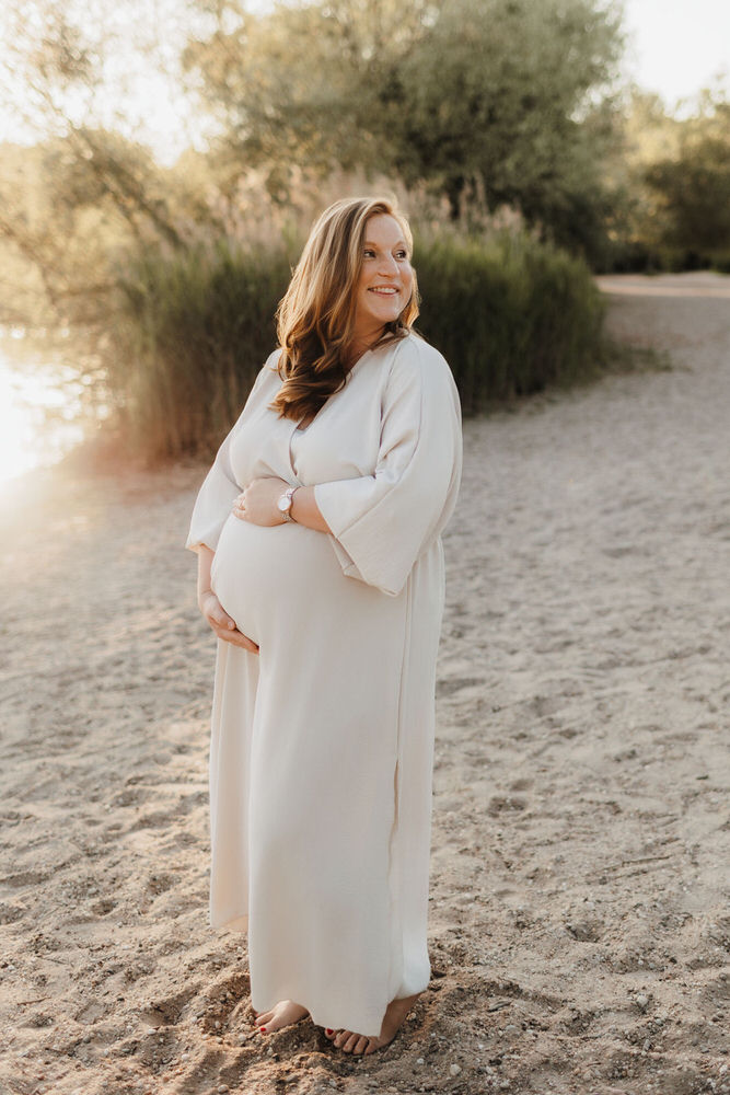 schwangere Frau bei Babybauchshooting