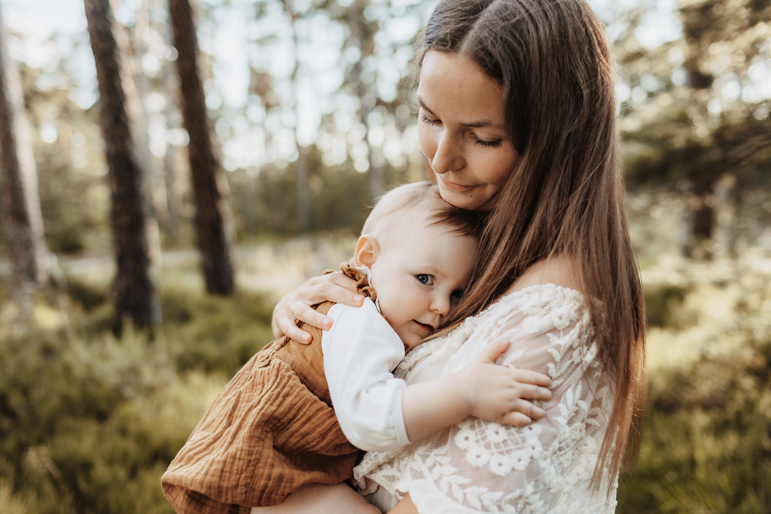 Mama und Kind bei Familienshooting im Wald