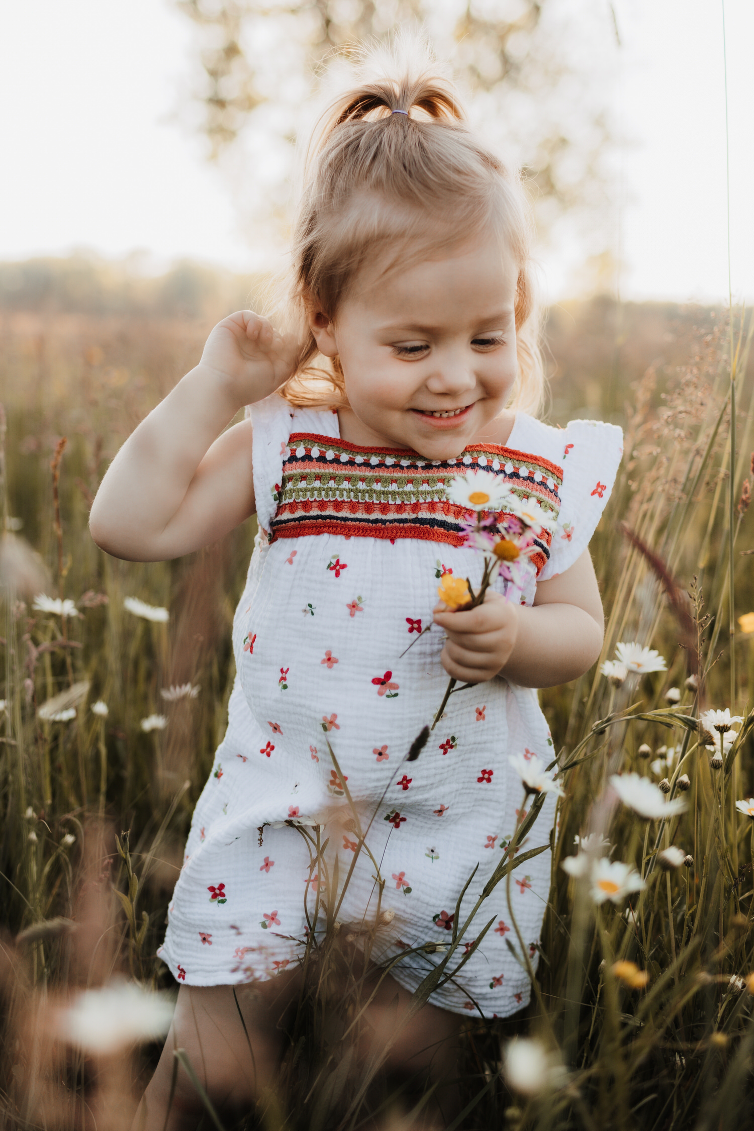 M&auml;dchen mit Blumen bei Familienshooting