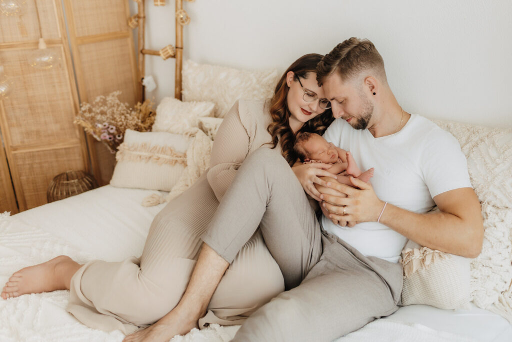 Paar mit Baby bei Neugeborenenshooting im Studio