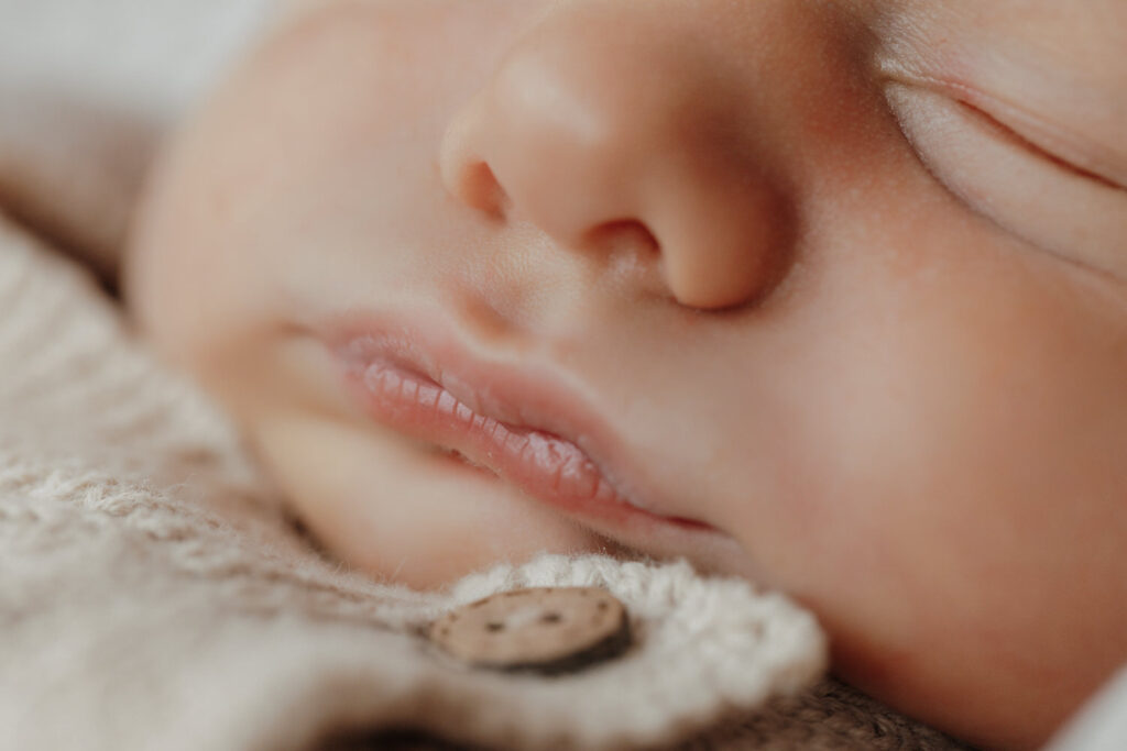 Detailbild von Baby bei Neugeborenenshooting