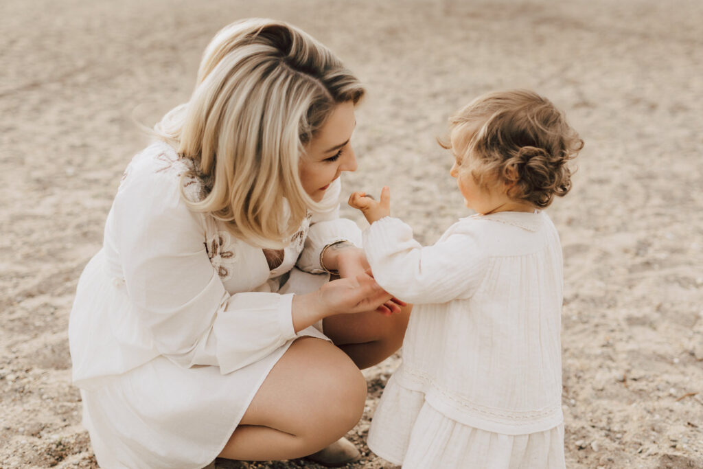 Mama mit Kind am Strand bei Familienshooting