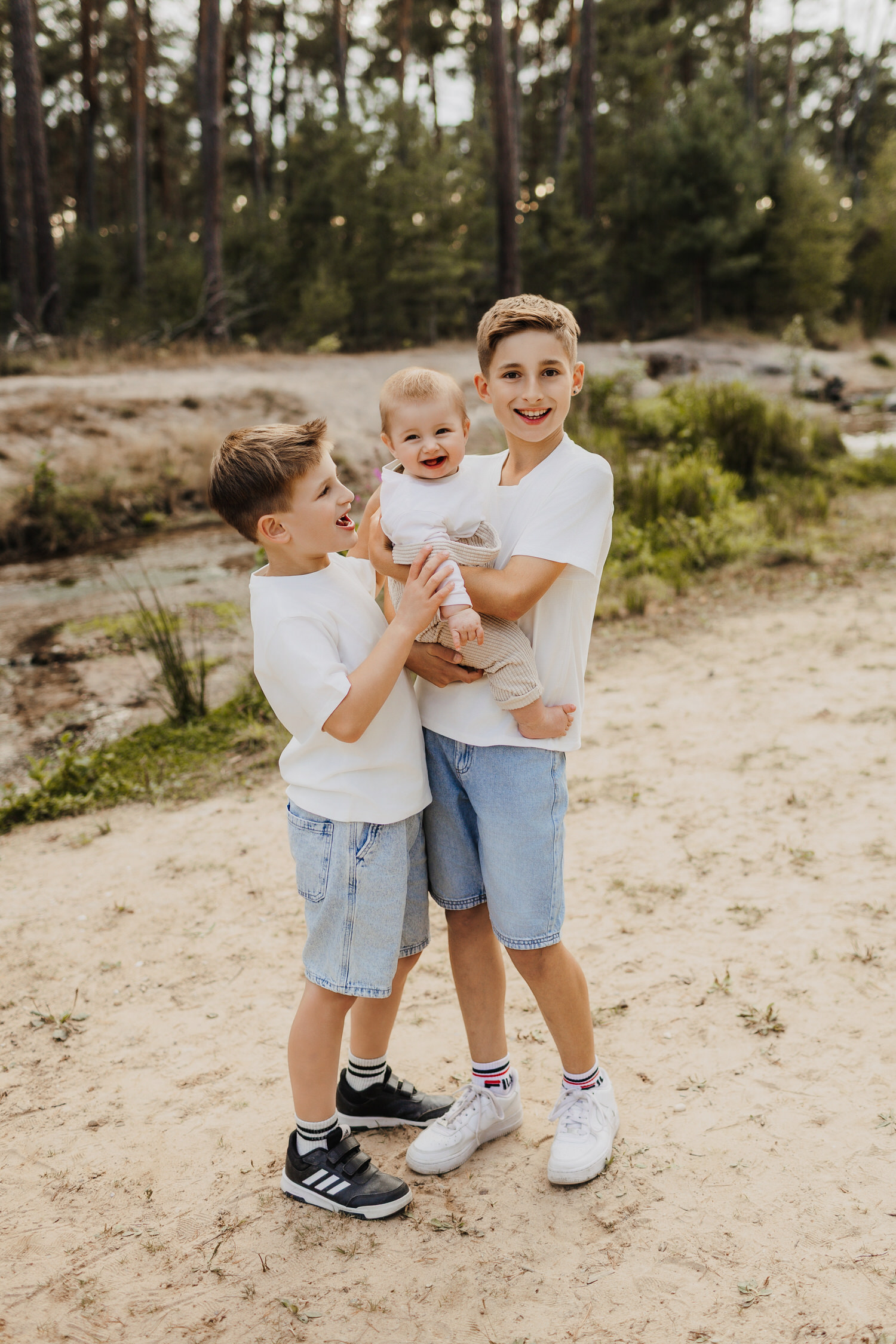 3 Kinder bei Familienshooting am Bach