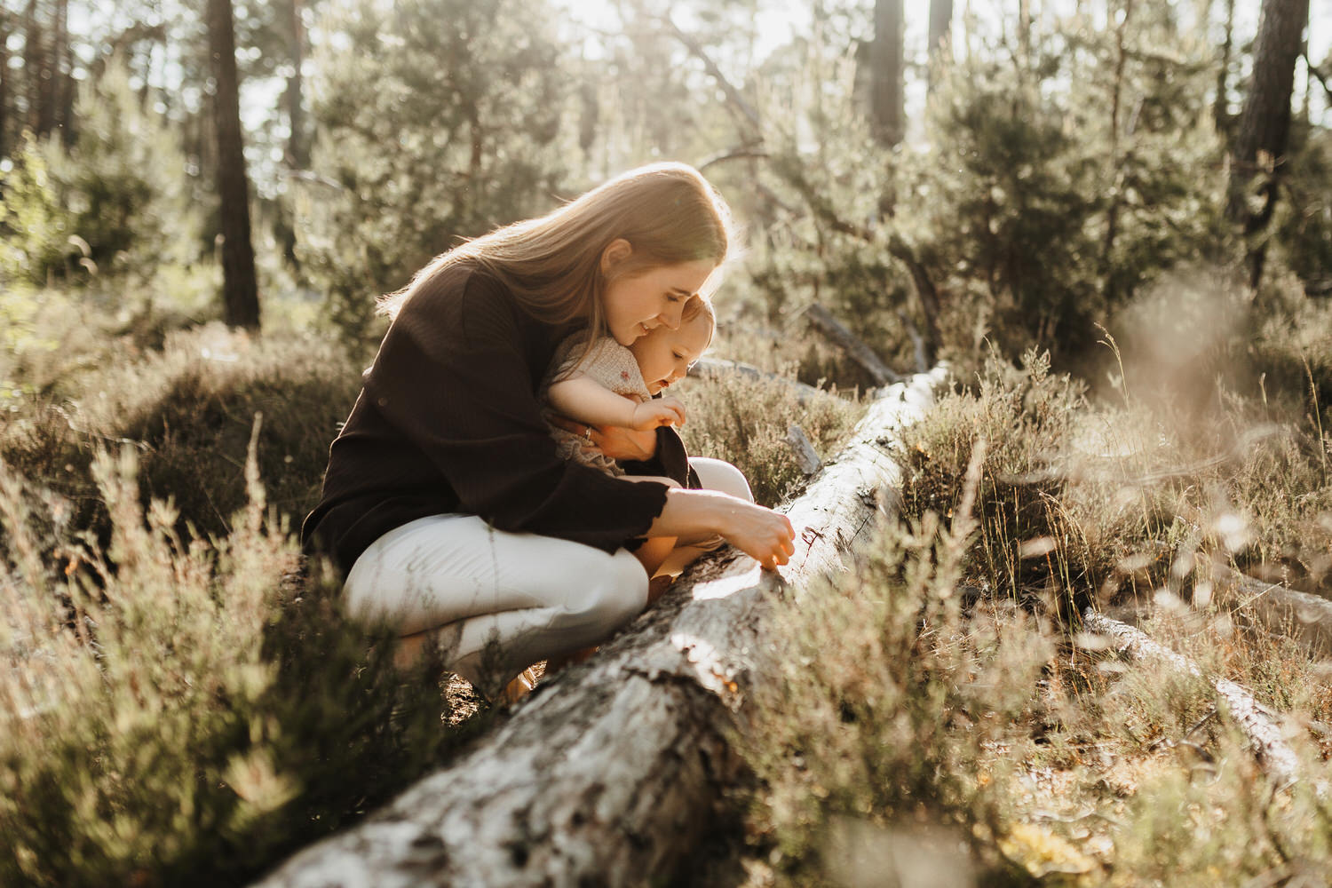 Mama mit Kind bei Familienshooting im Wald