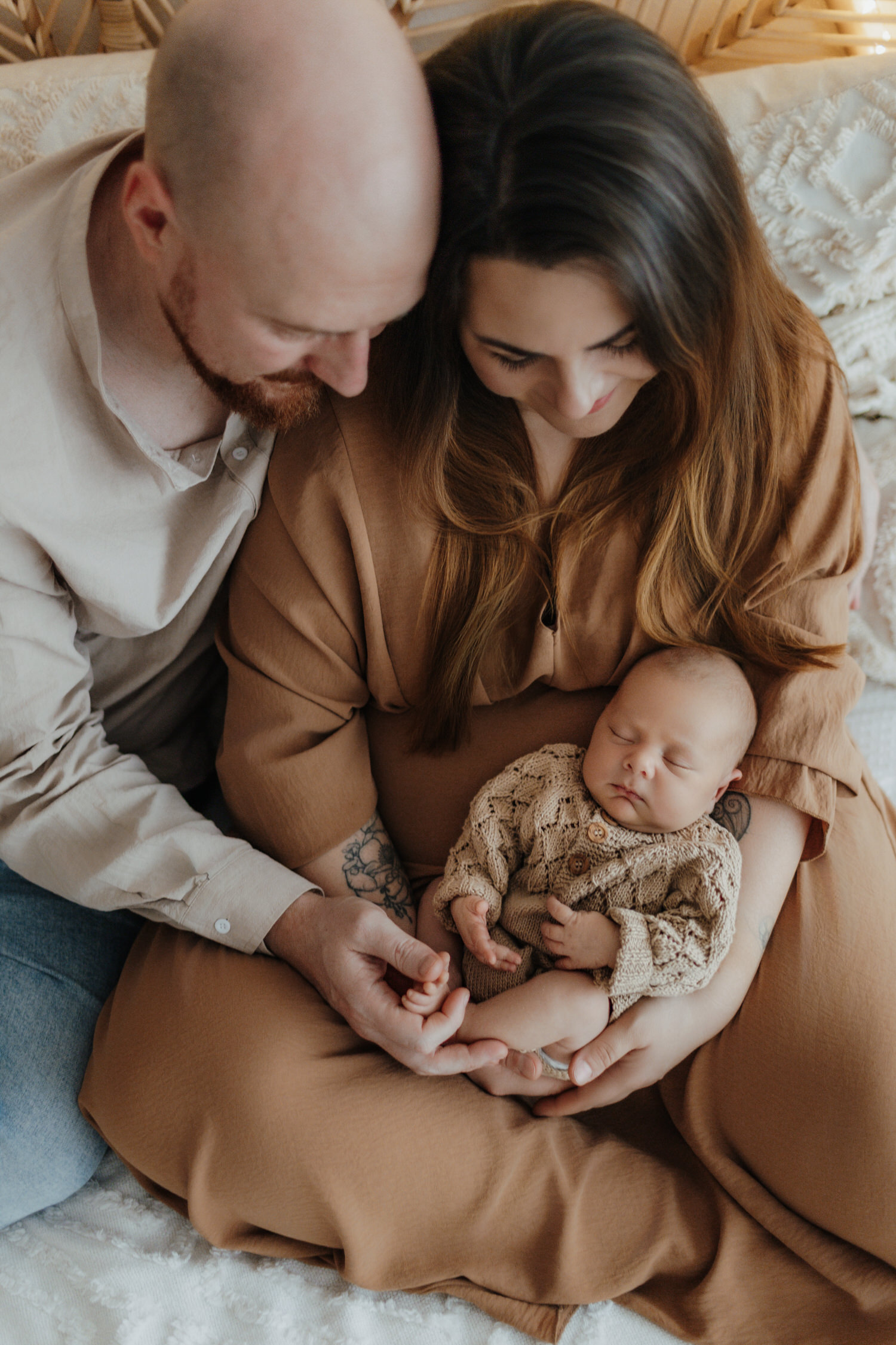 Paar mit Baby im Arm bei Neugeborenenshooting