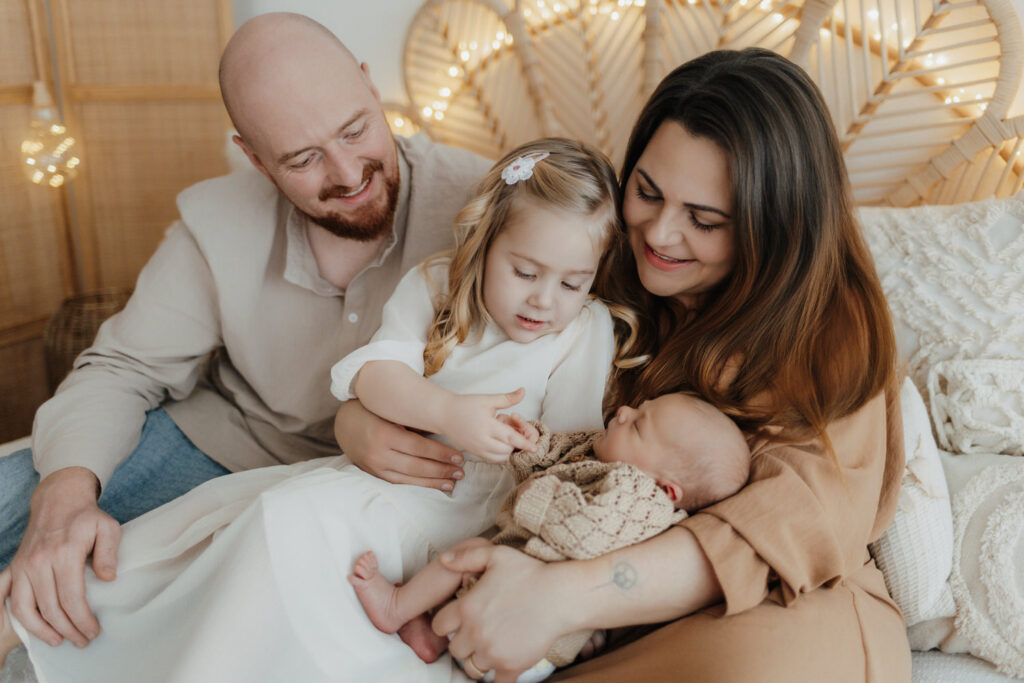 Familie mit Baby bei Babyshooting
