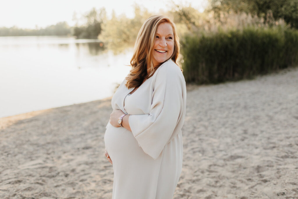 Frau mit Babybauch am See bei Speyer