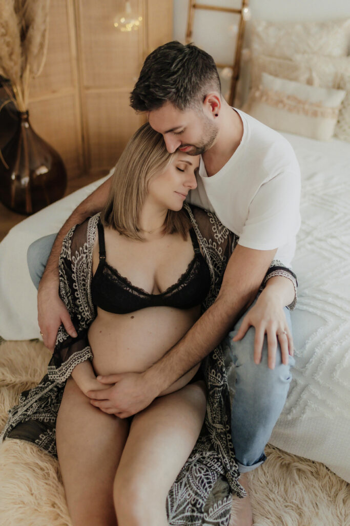 Paar bei Babybauchshooting im Studio